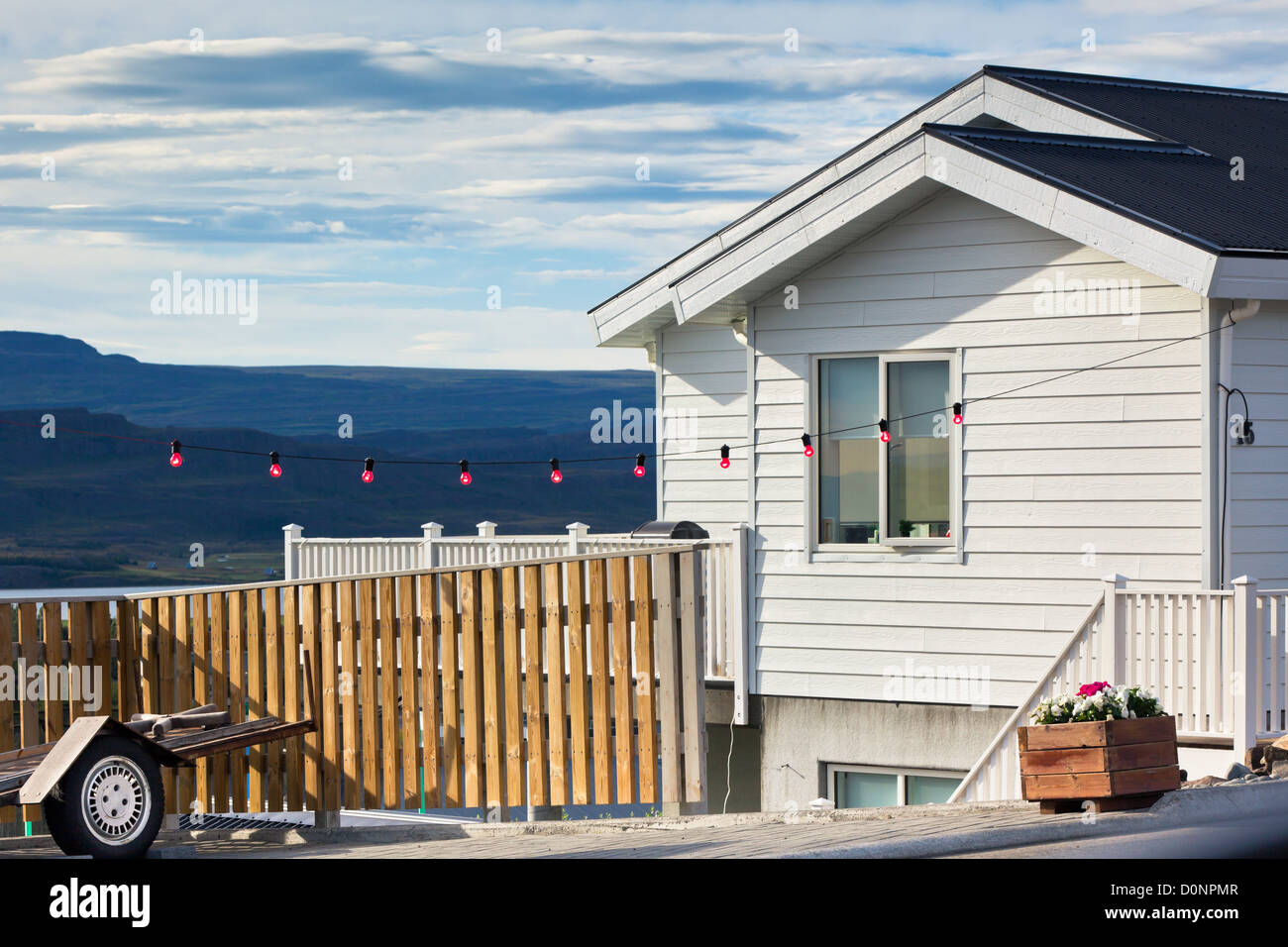 Weißen Abstellgleis isländischen Haus am sonnigen Tag. Horizontalen Schuss Stockfoto