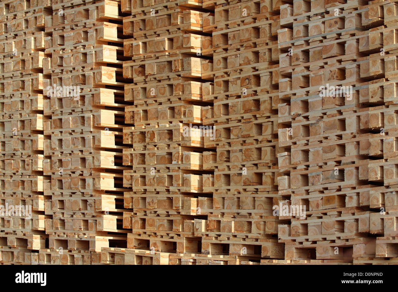 Holzpalette in Haufen unter Sonnenlicht Stockfoto