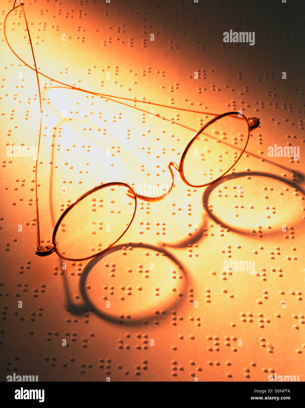 Draht Felge Brille auf einer Seite der Braille-Schrift Stockfoto