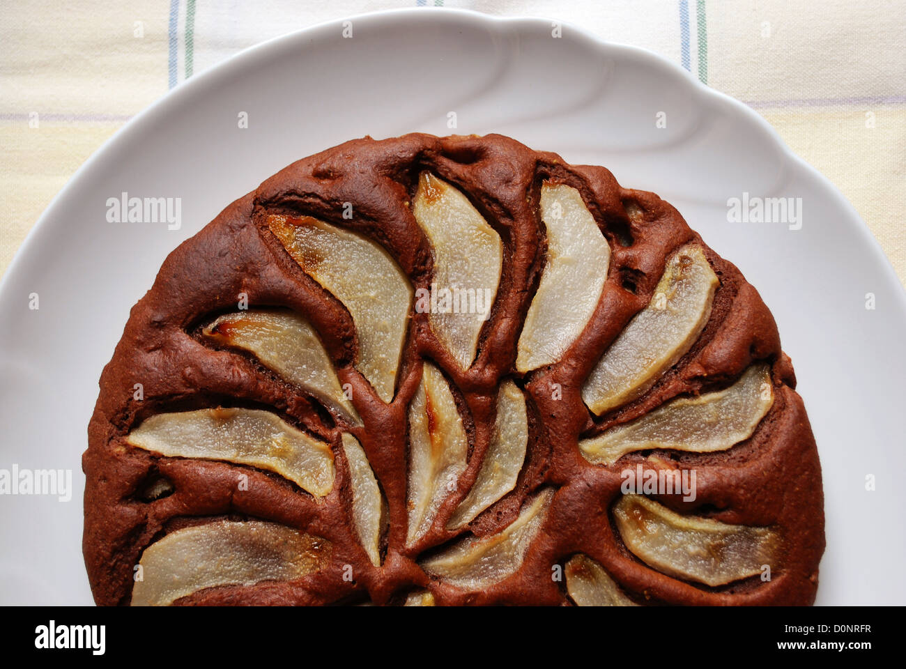 Hausgemachter Schokoladenkuchen mit in Scheiben geschnittenen Birnen auf der Oberseite Stockfoto