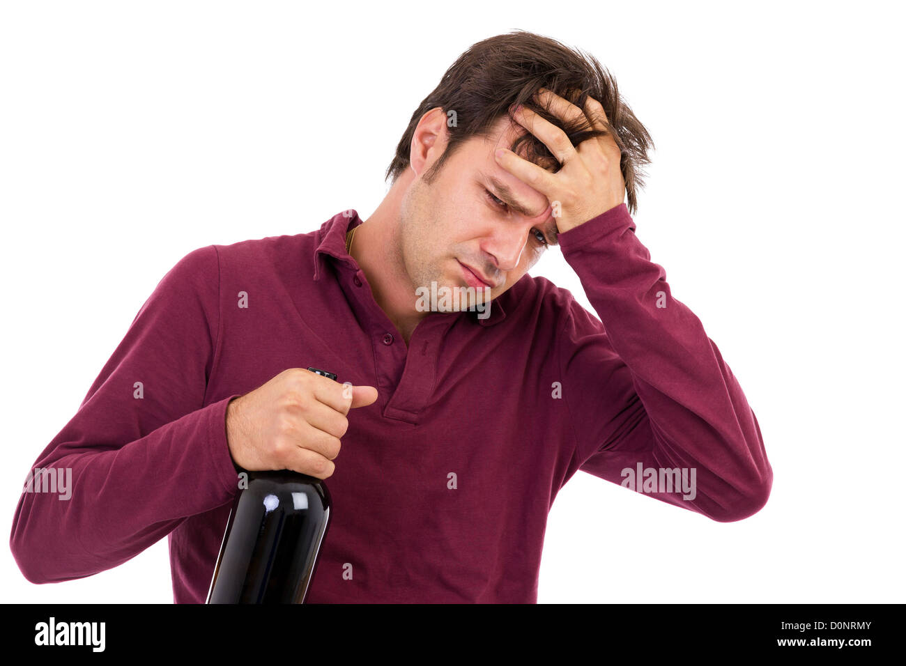betrunkener Mann mit Kopfschmerzen isoliert auf weiss Stockfoto
