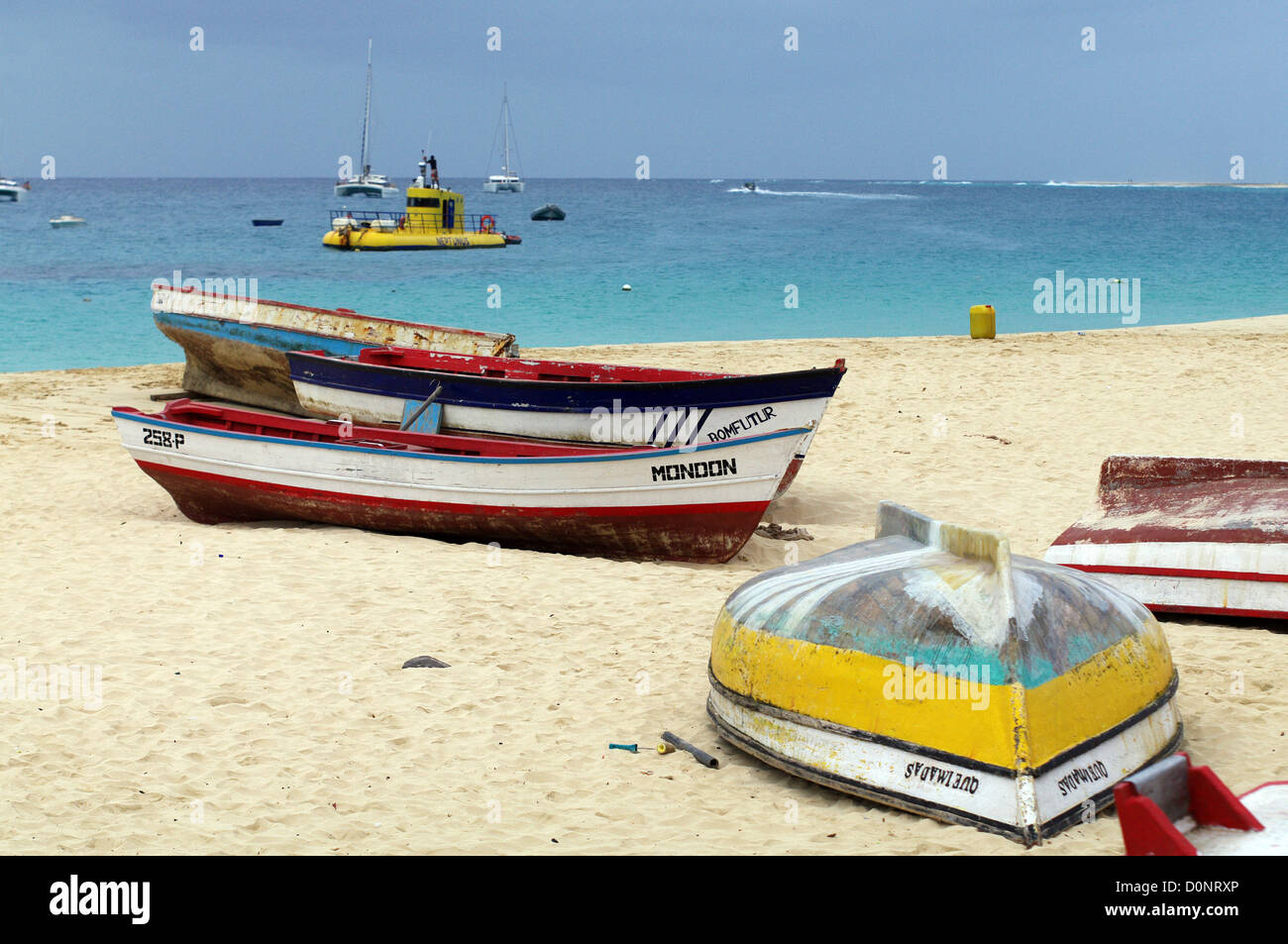 Angelboote/Fischerboote am Strand von Santa Maria - Insel Sal, Kap Verde Stockfoto