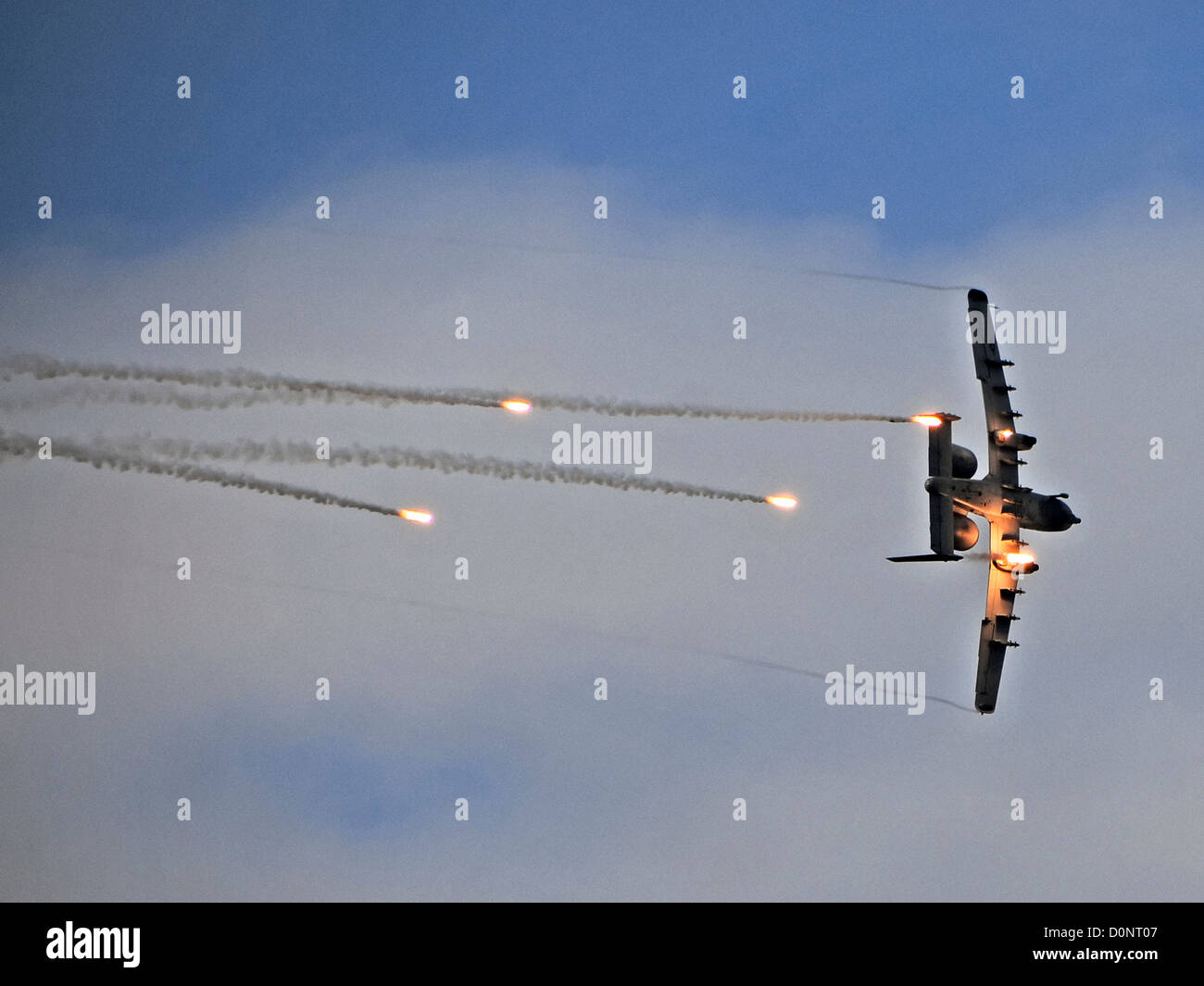 A-10 Thunderbolt brennen Fackeln Stockfoto