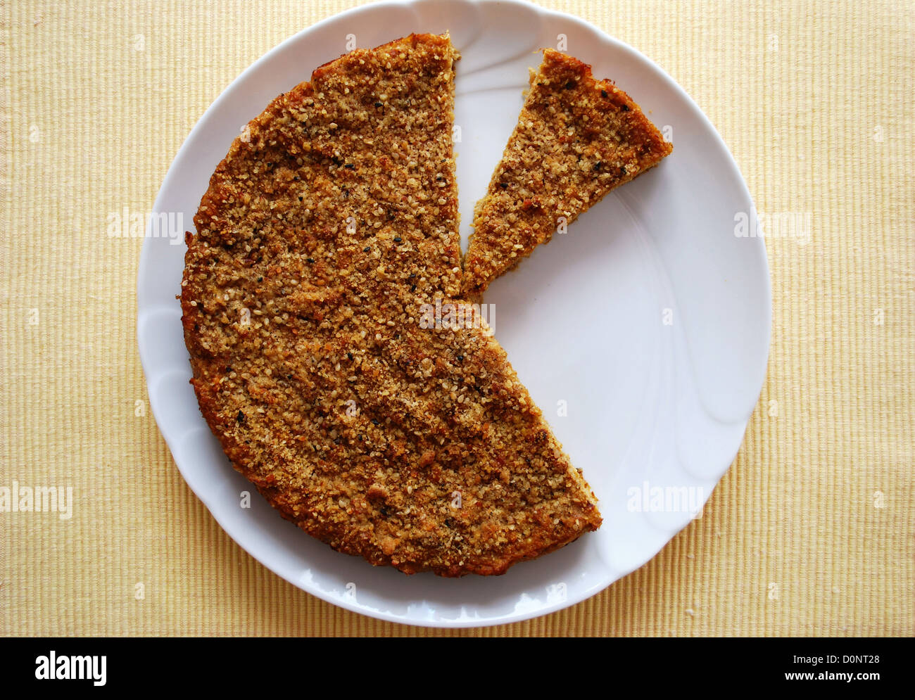 Hausgemachte Hirse Kuchen gemischt mit Kürbis und Zwiebel in weiße Schale Stockfoto