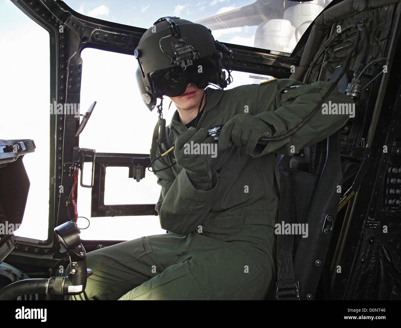 1st Lt. Candice Killian bereitet fliegen CV-22 Osprey. Leutnant Killian ist erste qualifizierte CV-22-Pilotin.  (Foto Stefan Stockfoto