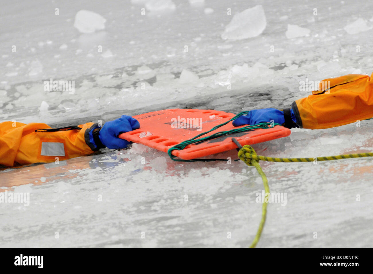 Ein Leben-Board ist gebrauchte Stabilisierung zwischen zwei 509. Civil Engineer Squadron-Mitglieder wie sie Eisloch Whiteman Air Force entkommen Stockfoto