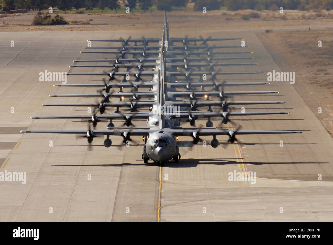 Eine Linie c-130 Hercules taxi während der Mobilität Luftwaffen Übung am 18. November 2009 Nellis Air Force Base Nevada. (US Air Stockfoto