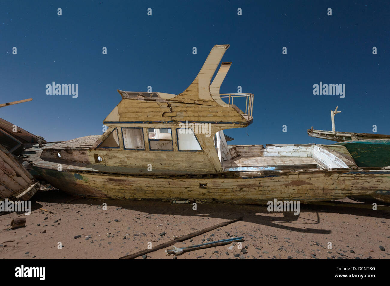 Verlassene verfallene Holzboote in der Wüste unter dem Nachthimmel mit abstrakten Lichteffekte Stockfoto