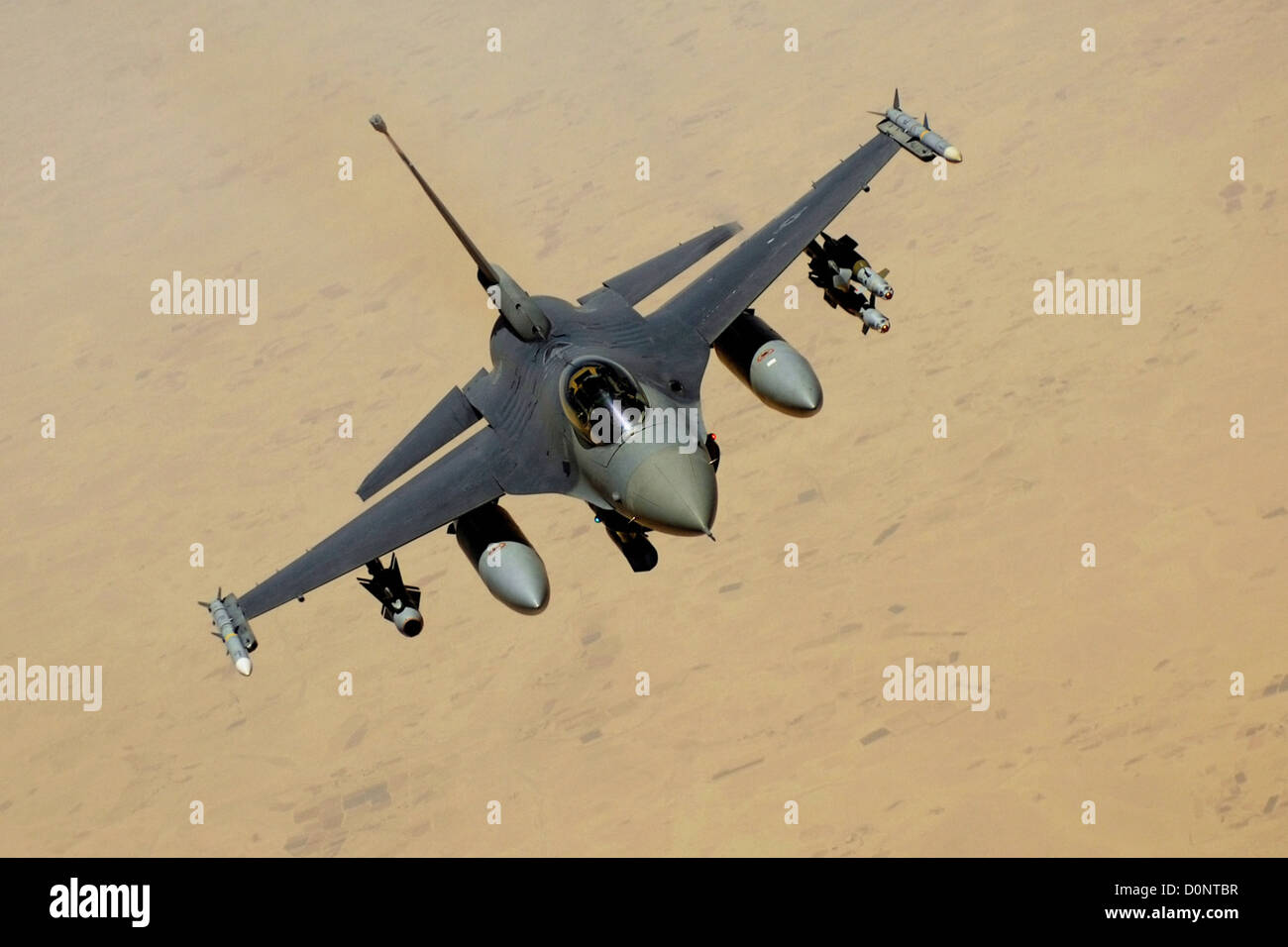 Eine f-16 Fighting Falcon fliegt über Afghanistan. F-16 ist sehr wendig im Luft-Luft-Kampf bewährt hat Stockfoto