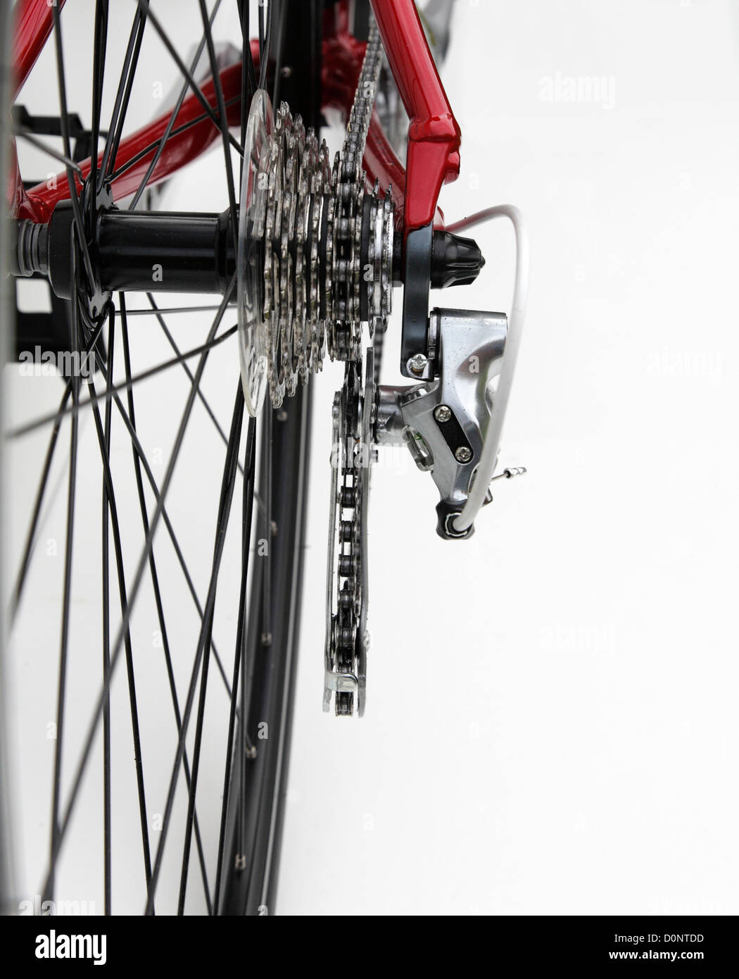 Rennrad Fahrrad Fahrrad Schaltwerk Zahnräder Ritzel Kette Übertragung Rückansicht von Radspeichen hub Stockfoto