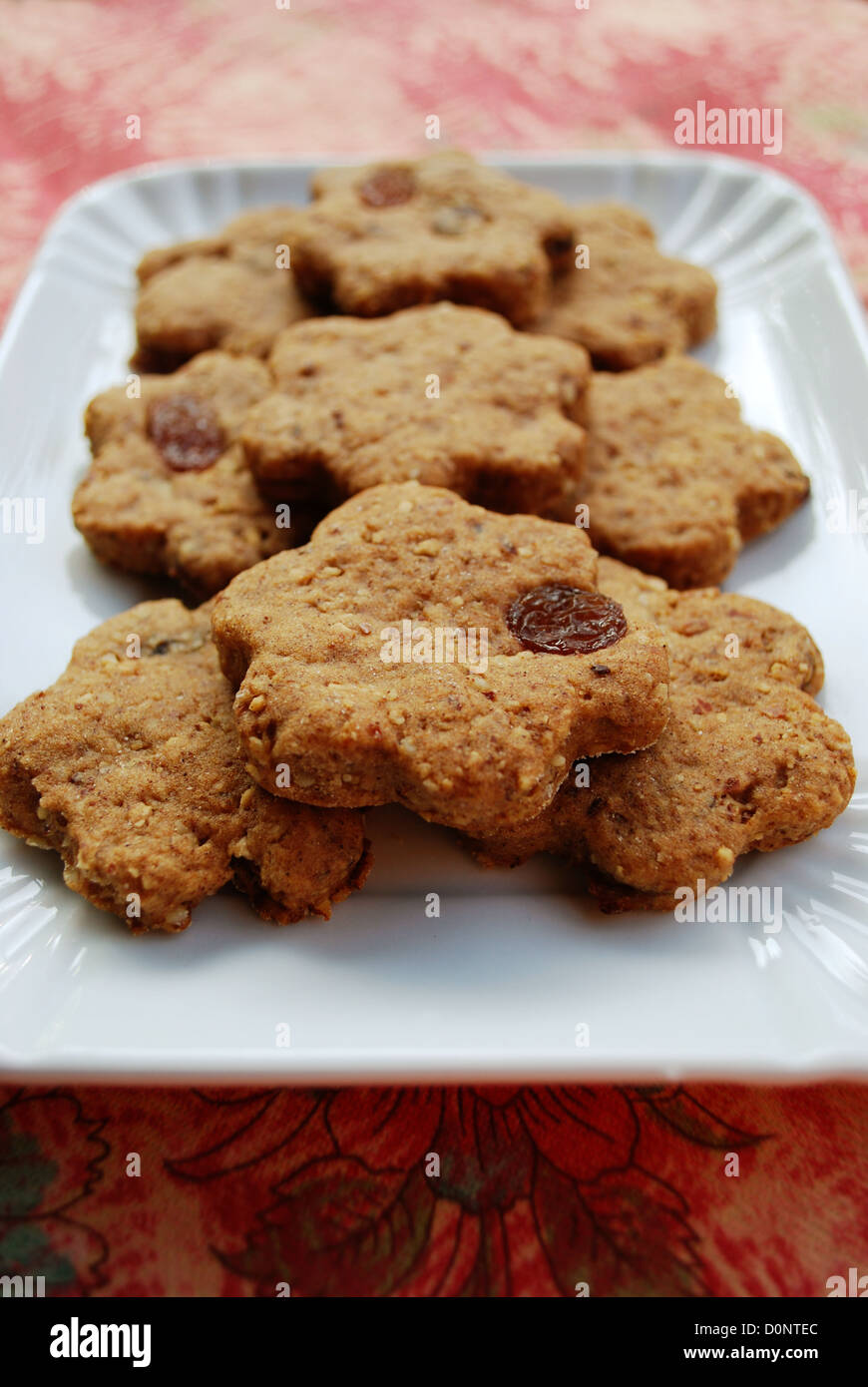 Hausgemachte Blume geformt Zimt Kekse mit Vollkorn, Rosinen und Haselnüsse Stockfoto