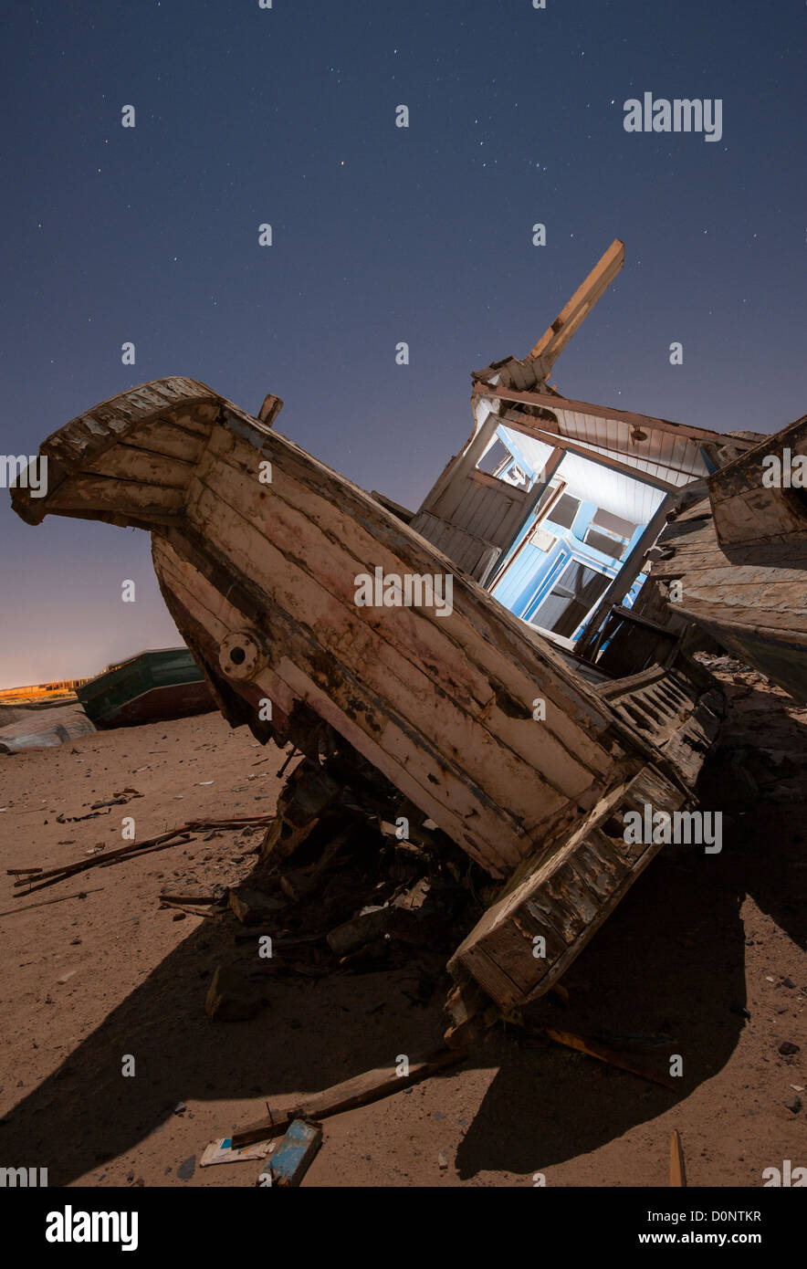 Verlassene verfallene Holzboote in der Wüste unter dem Nachthimmel mit abstrakten Lichteffekte Stockfoto