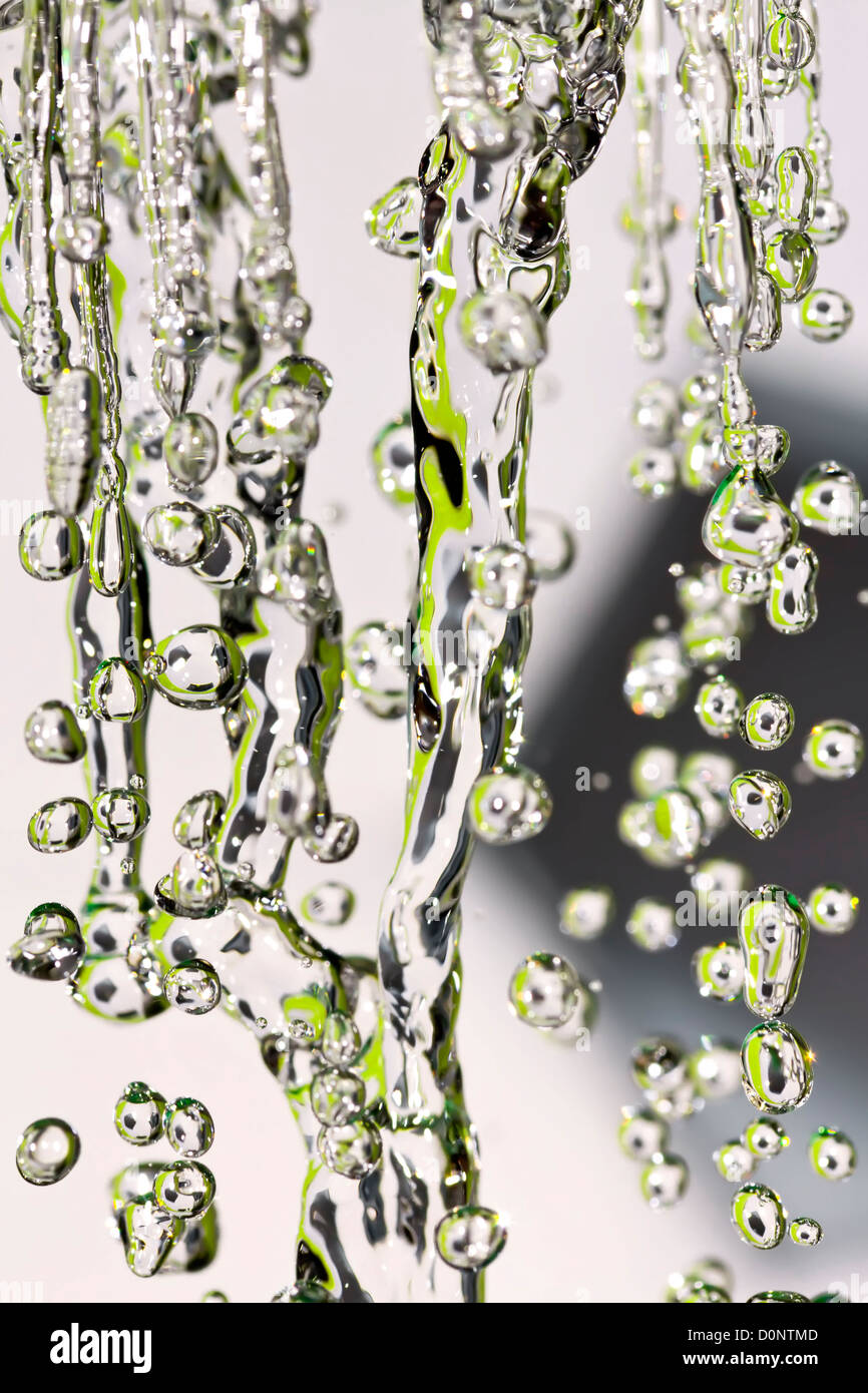 Tropfen von klarem Wasser mit Reflexion der Fußball. Stockfoto