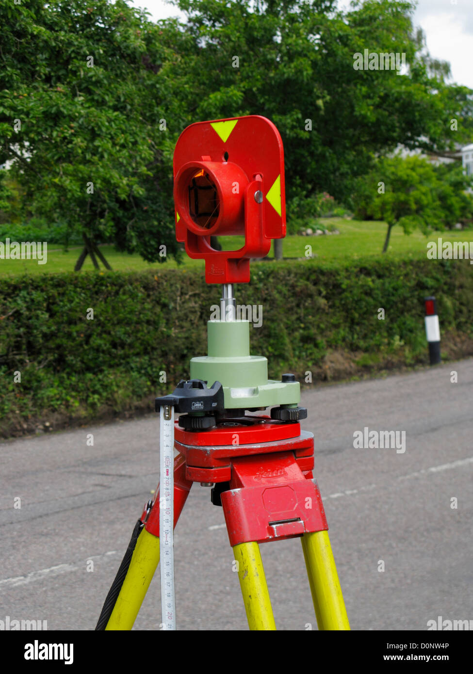 Ziel-Prisma für eine Leica Total Station Theodolit Vermessung Instrument EDM elektronische Distanzmessung von einem Straßenrand in UK Stockfoto