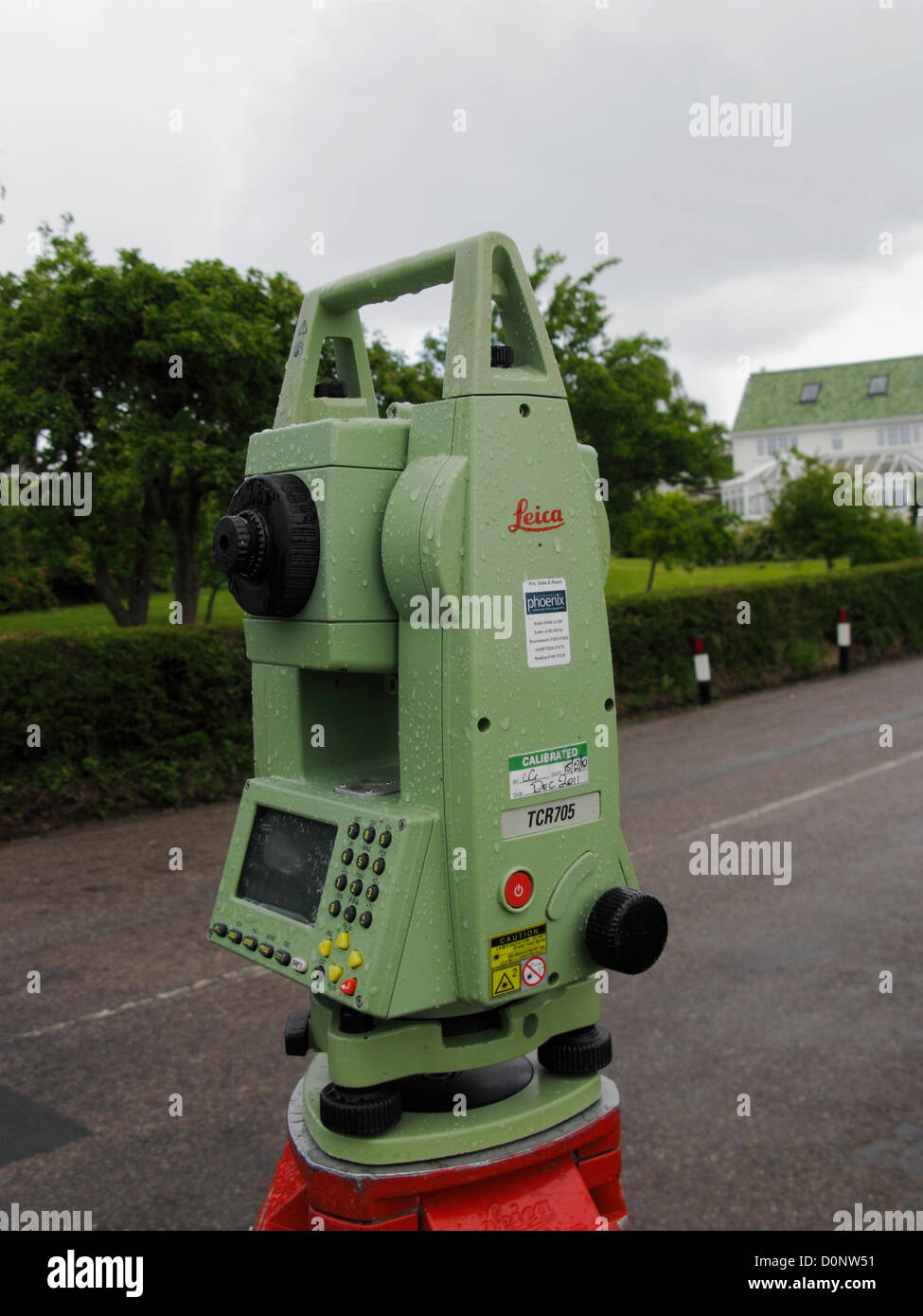 Leica TCR705 Total Station Theodolit Vermessung Instrument EDM elektronische Distanzmessung von einem Straßenrand in UK Stockfoto