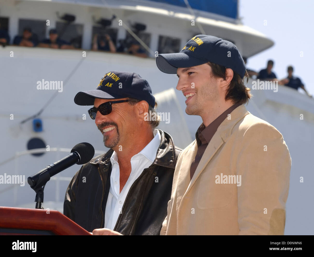 Kevin Costner und Ashton Kutcher auf Coast Guard Island Stockfotografie