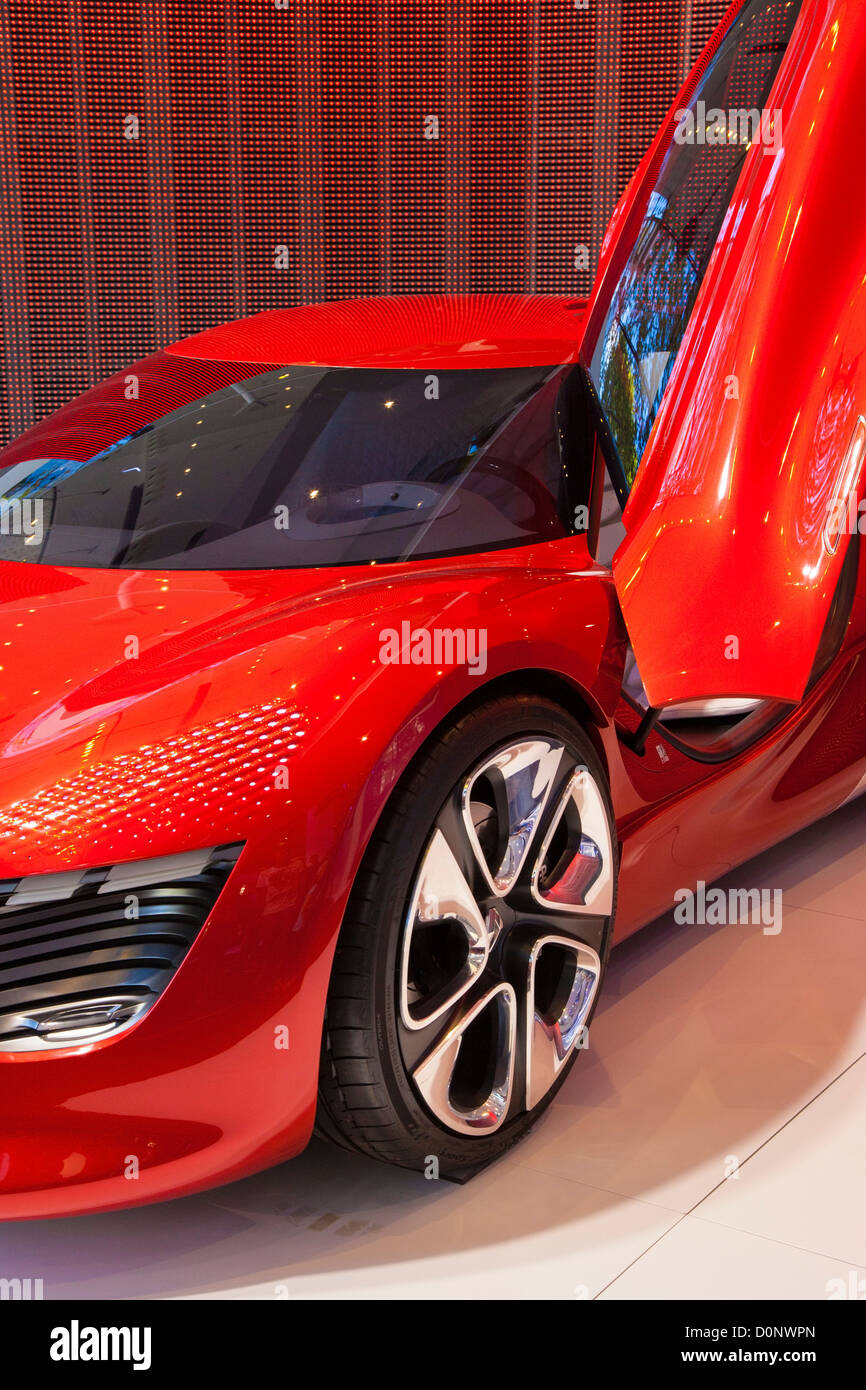 Renault Dezir - 100 % Elektro-Sportwagen auf dem Display entlang der Champs Elysees, Paris Frankreich Stockfoto