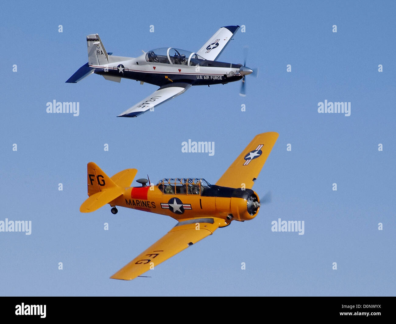 Zwei Flugzeuge fliegen in Formation Stockfoto