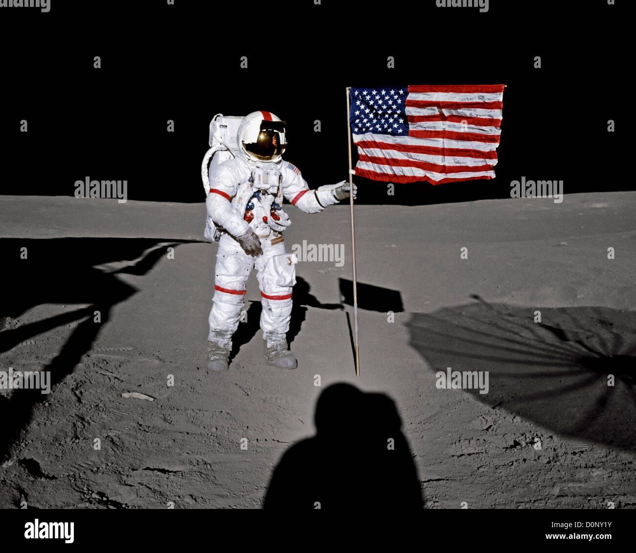 Alan Shepard stellt mit einer amerikanischen Flagge während der Apollo 14 Stockfoto