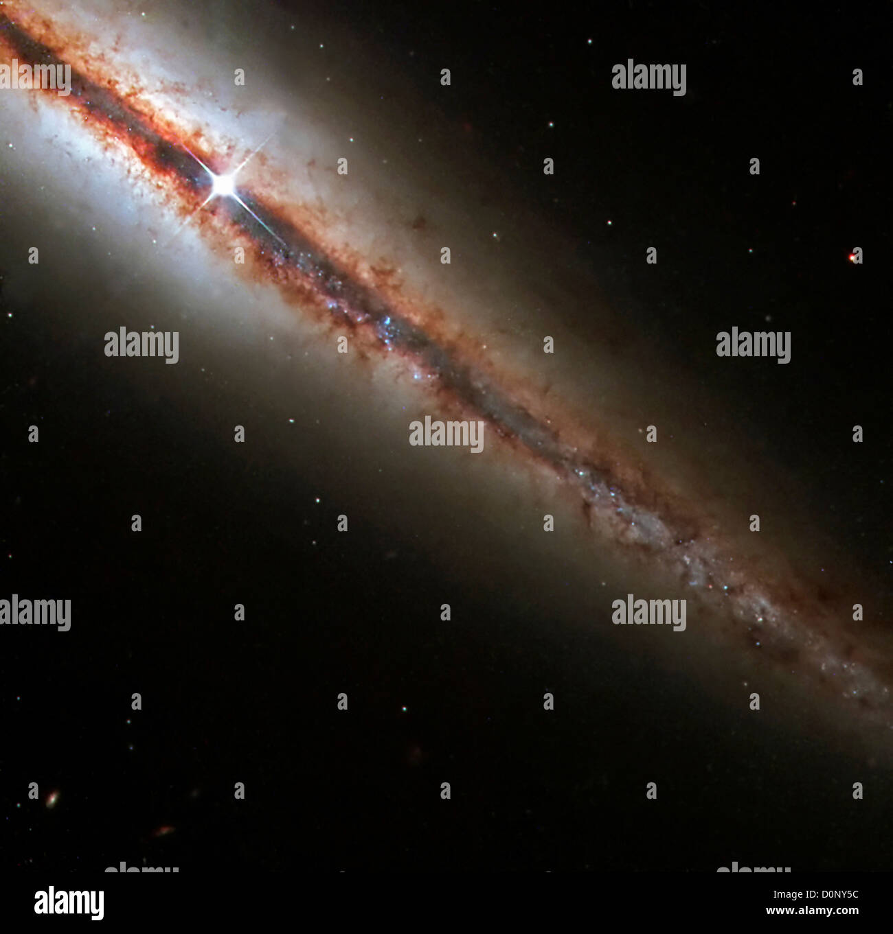 Eine Spiralgalaxie am Rand Stockfoto