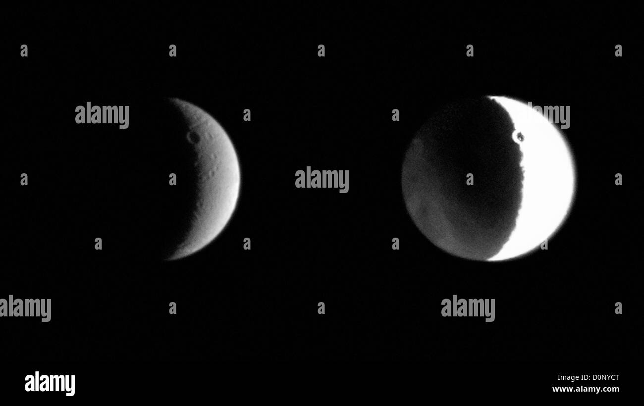 Zwei Ansichten von Dione der dunklen Seite Stockfoto