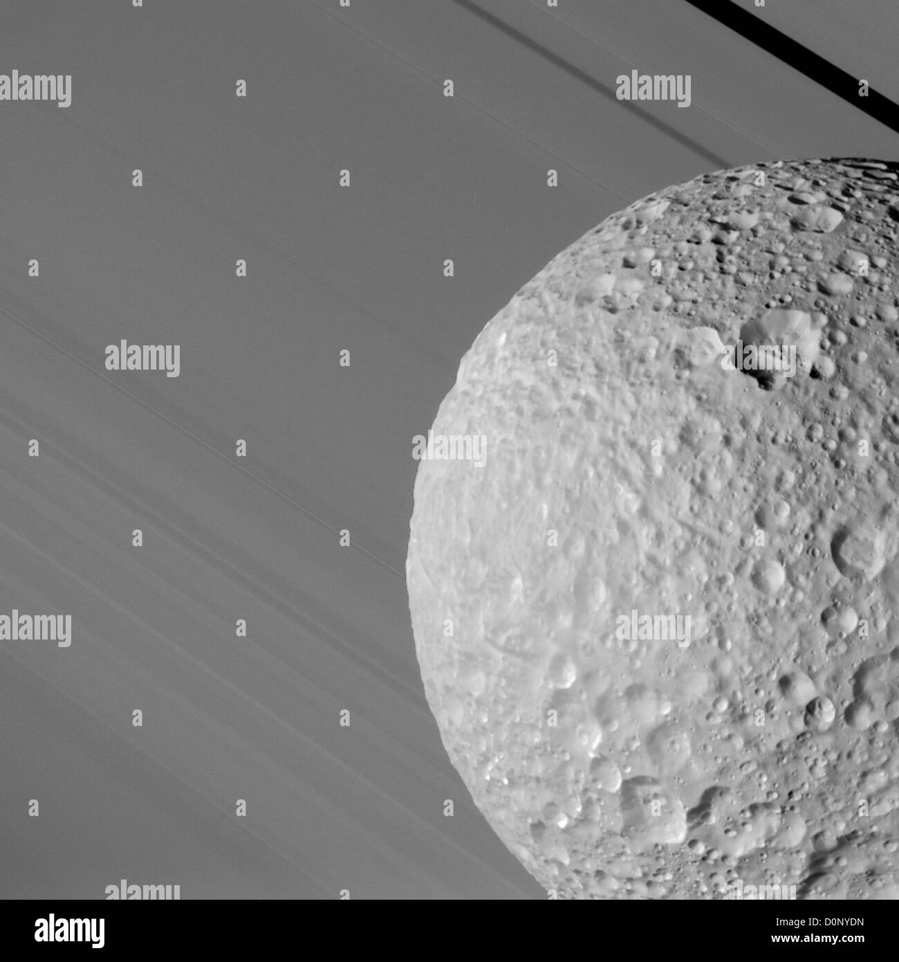 Mimas und den Ring des Saturn Stockfoto