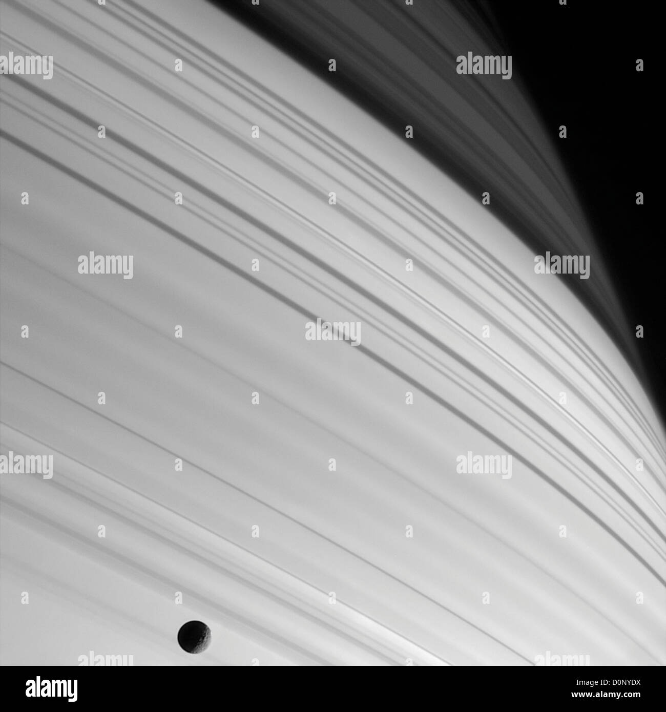 Mimas und Ring Schatten gegen Saturn Stockfoto