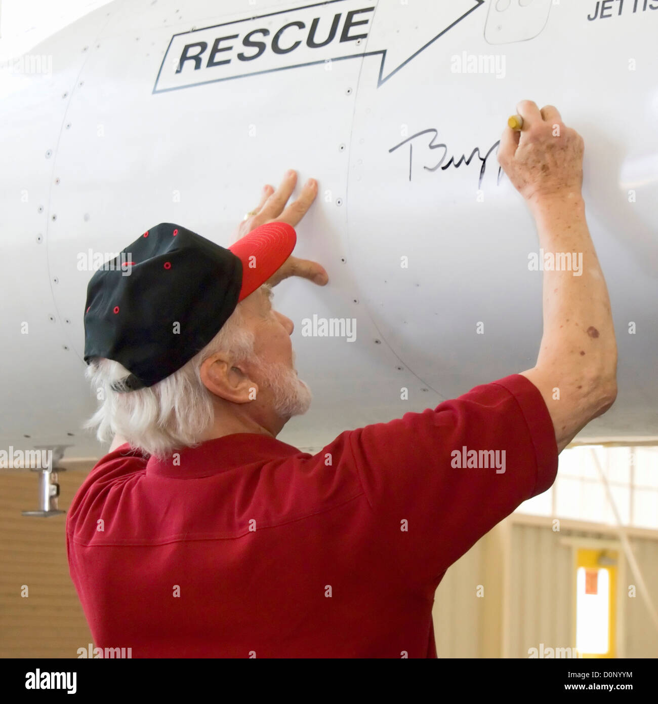Buzz Aldrin Unterzeichnung Flugzeug Stockfoto