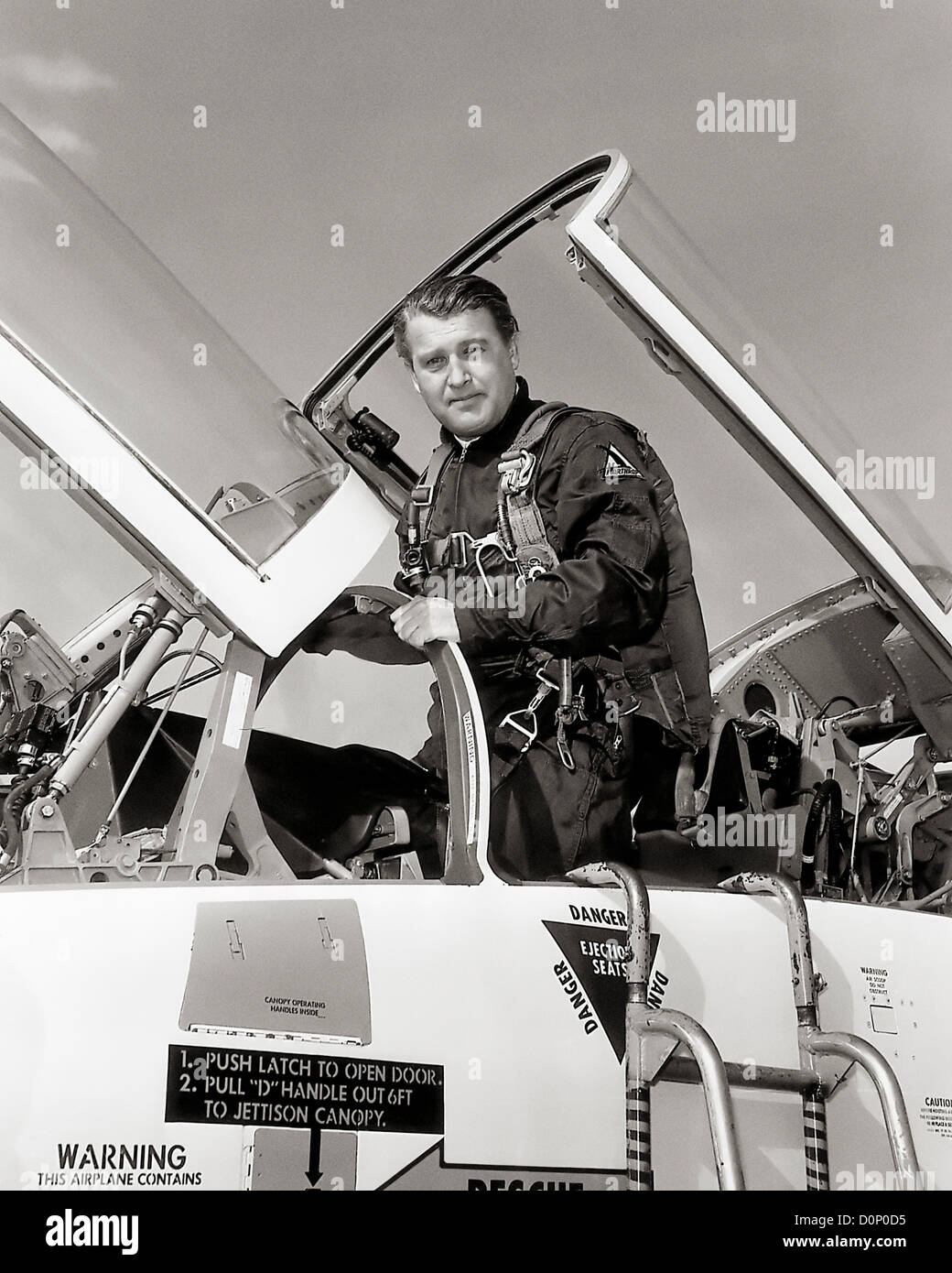 Wernher von Braun im Jet-Cockpit Stockfoto