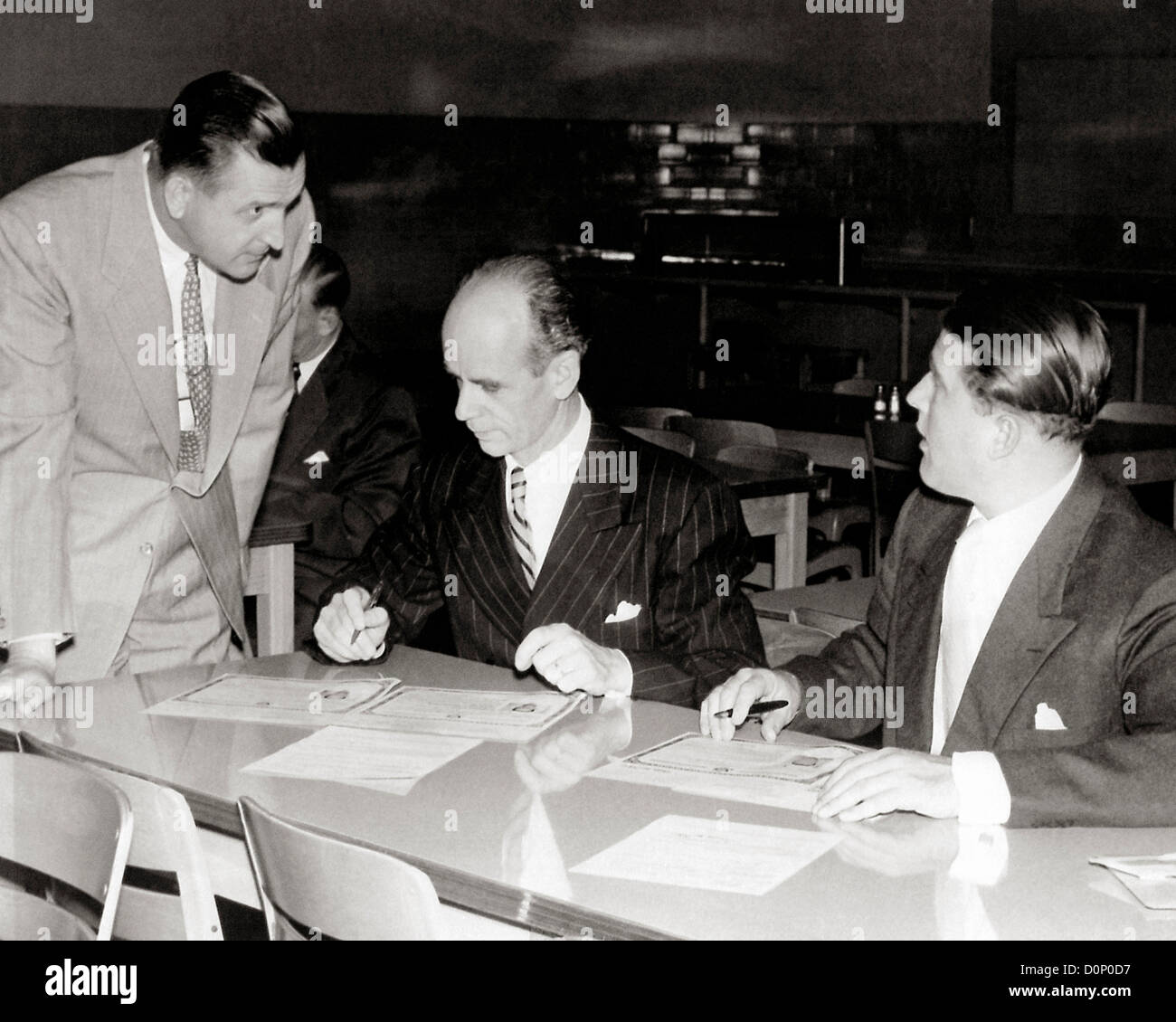 Dr. Wernher von Braun und Dr. Ernst Stuhlinger Zeichen Staatsbürgerschaft Zertifikate Stockfoto