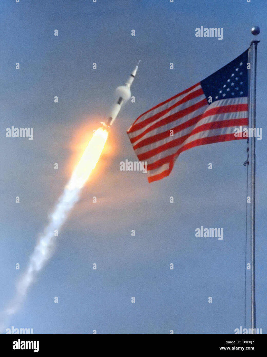 Apollo 11 startet vorbei an amerikanische Flagge Stockfoto