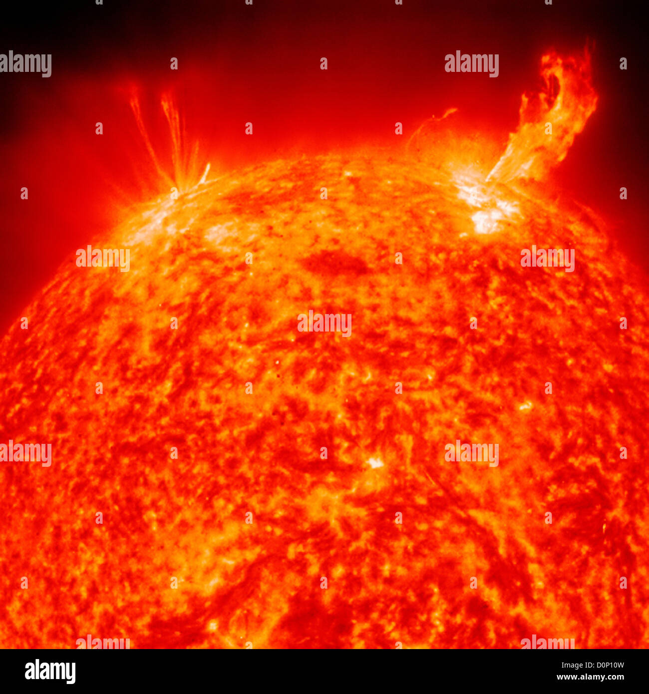 Ein paar aktive Regionen gesehen im extremen UV-Licht (ionisiertes Helium 304 Angström) gesputtert blühte über zwei Tage Stockfoto