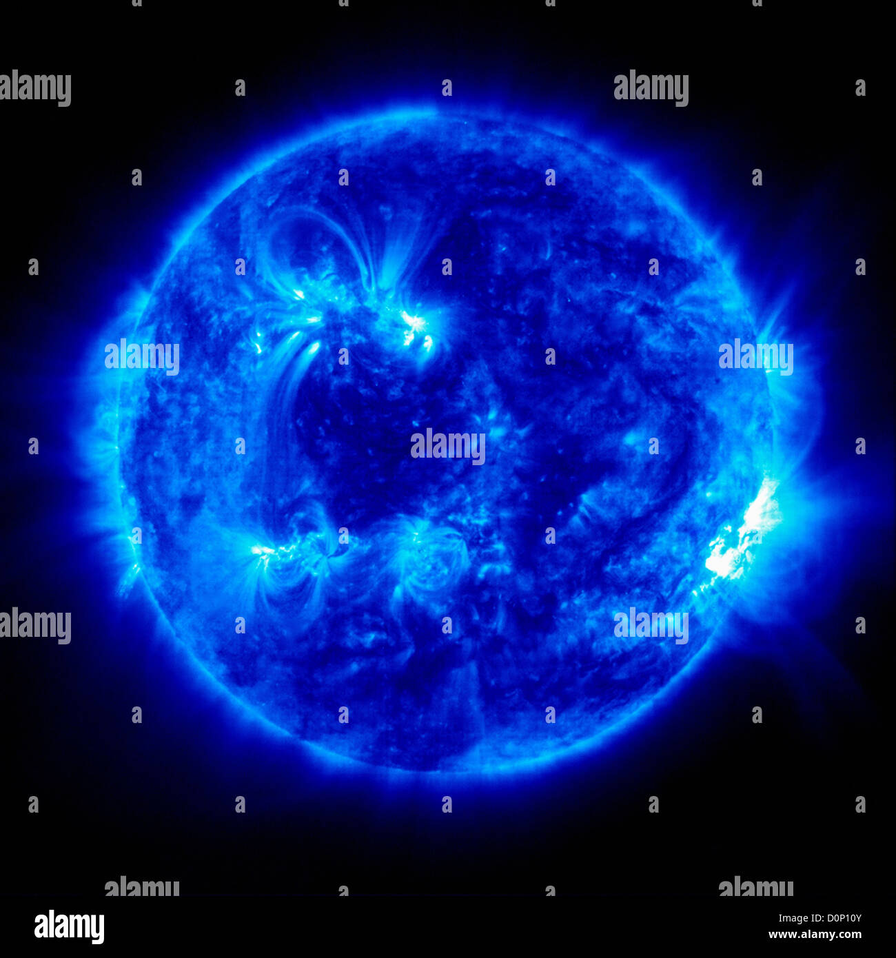 Im blauen extreme ultraviolet Bild Sonne (ionisiertes Eisen 171 Angström) zwei große Regionen aktive ein in einem anderen am rechten Bein zentrieren Stockfoto