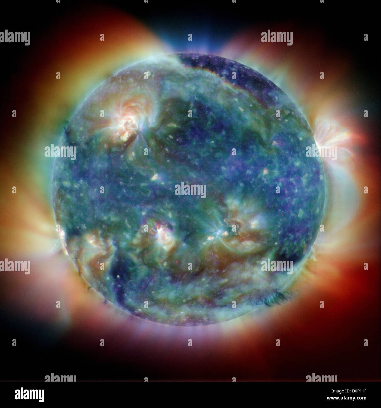 Eine zusammengesetzte drei Solar Heliospheric Observatory (SOHO) Bilder extremen ultravioletten Wellenlängen: 171 Angström Blaufilter zeigt Stockfoto