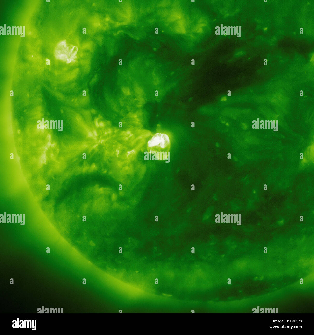 Eine Sonneneruption koronalen Massenauswurf (CME) ereignete sich fast gleichzeitig am Suns aktiv Region 588 gesehen in diesem Solar Stockfoto