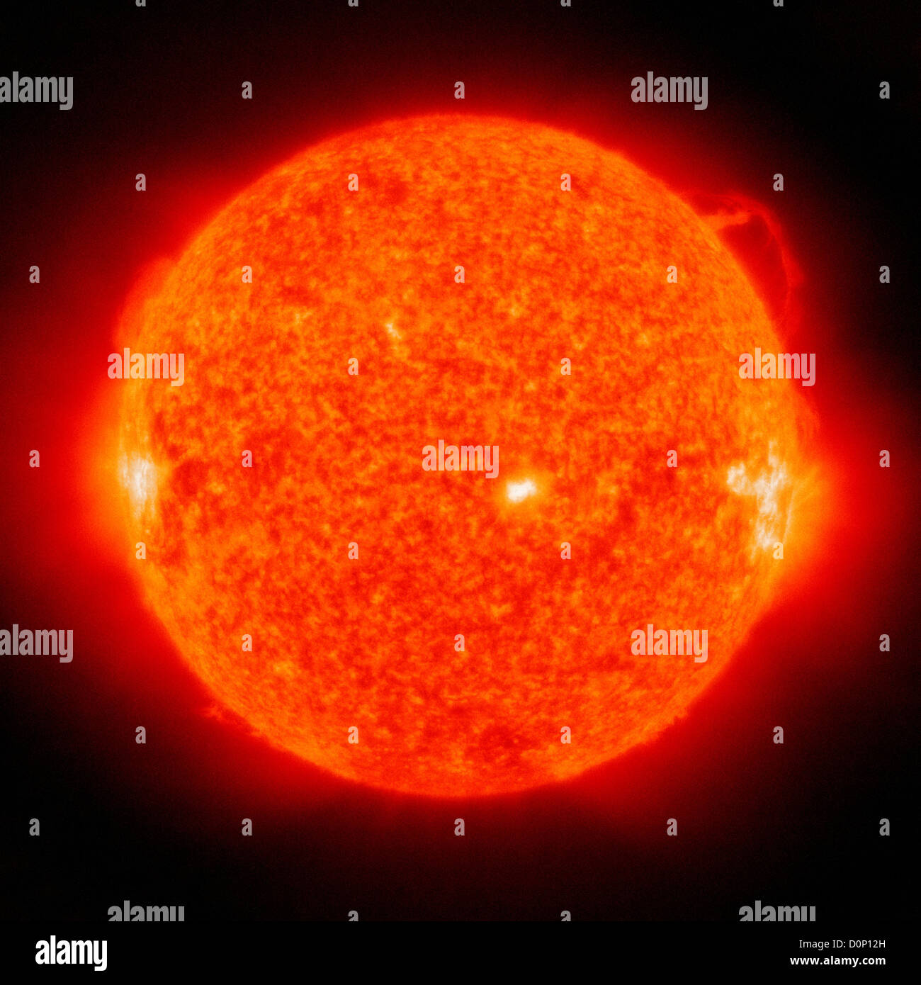 Eine übergreifende Prominenz steigt über Sonne zehnmal Durchmesser Erde gesehen Solar Heliospheric Observatory (SOHO) die Extreme ultraviolet Stockfoto