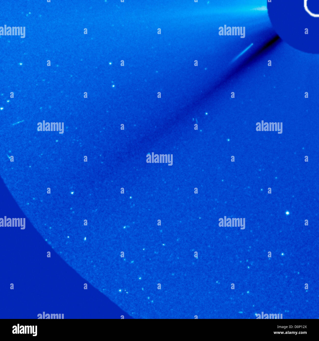 Die Streifen Kometenschweif erscheint in der Nähe von Sun, der blockiert wird blau Datenträger in diesem LASCO C3 Koronograph genommen Solar Heliospheric Stockfoto