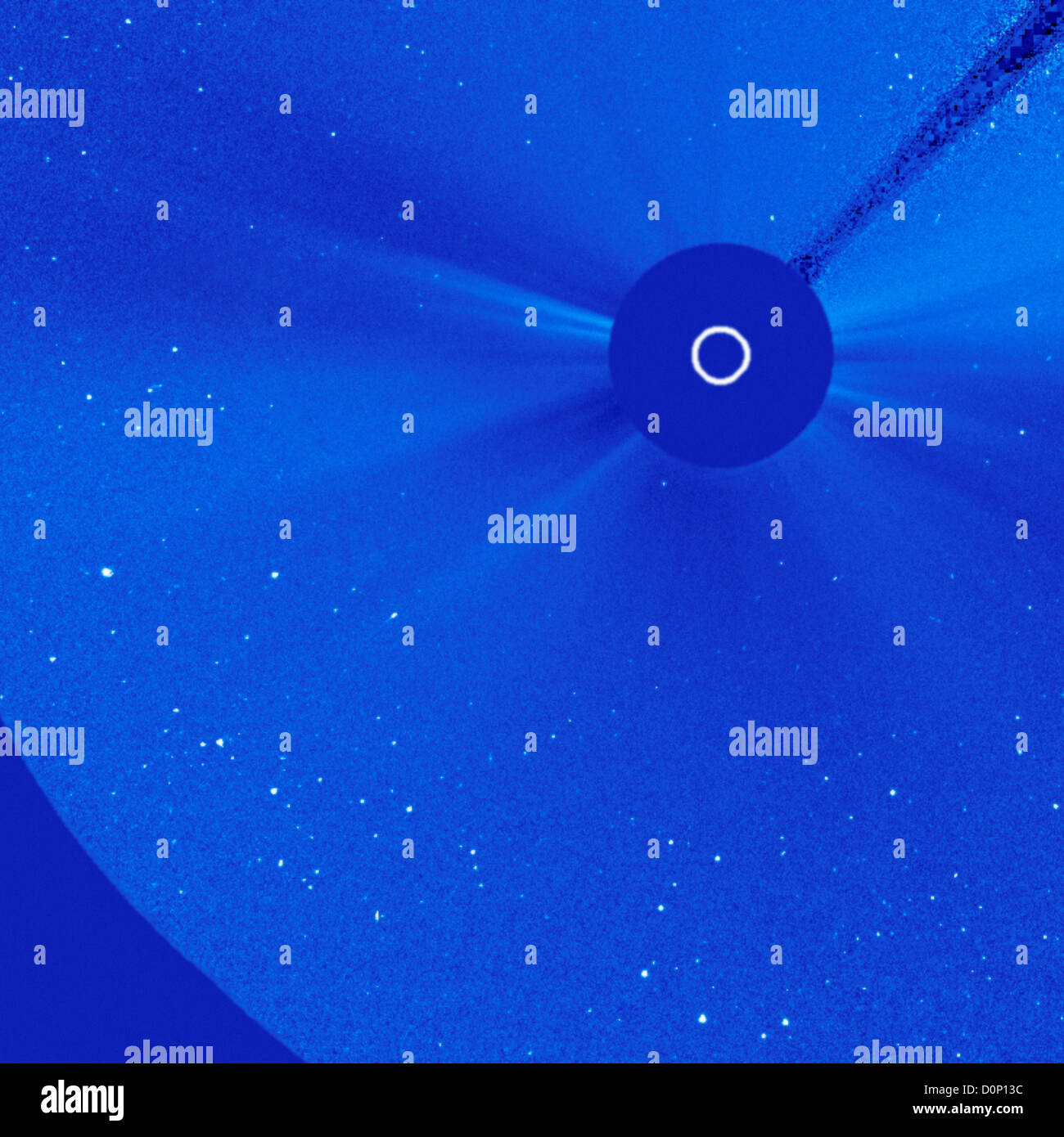 Eine relativ kleine Komet erschien im unteren linken Bereich Blickfeld (eine längliche Blob Licht gefangen im Strahl Sonnenlicht) Solar Stockfoto
