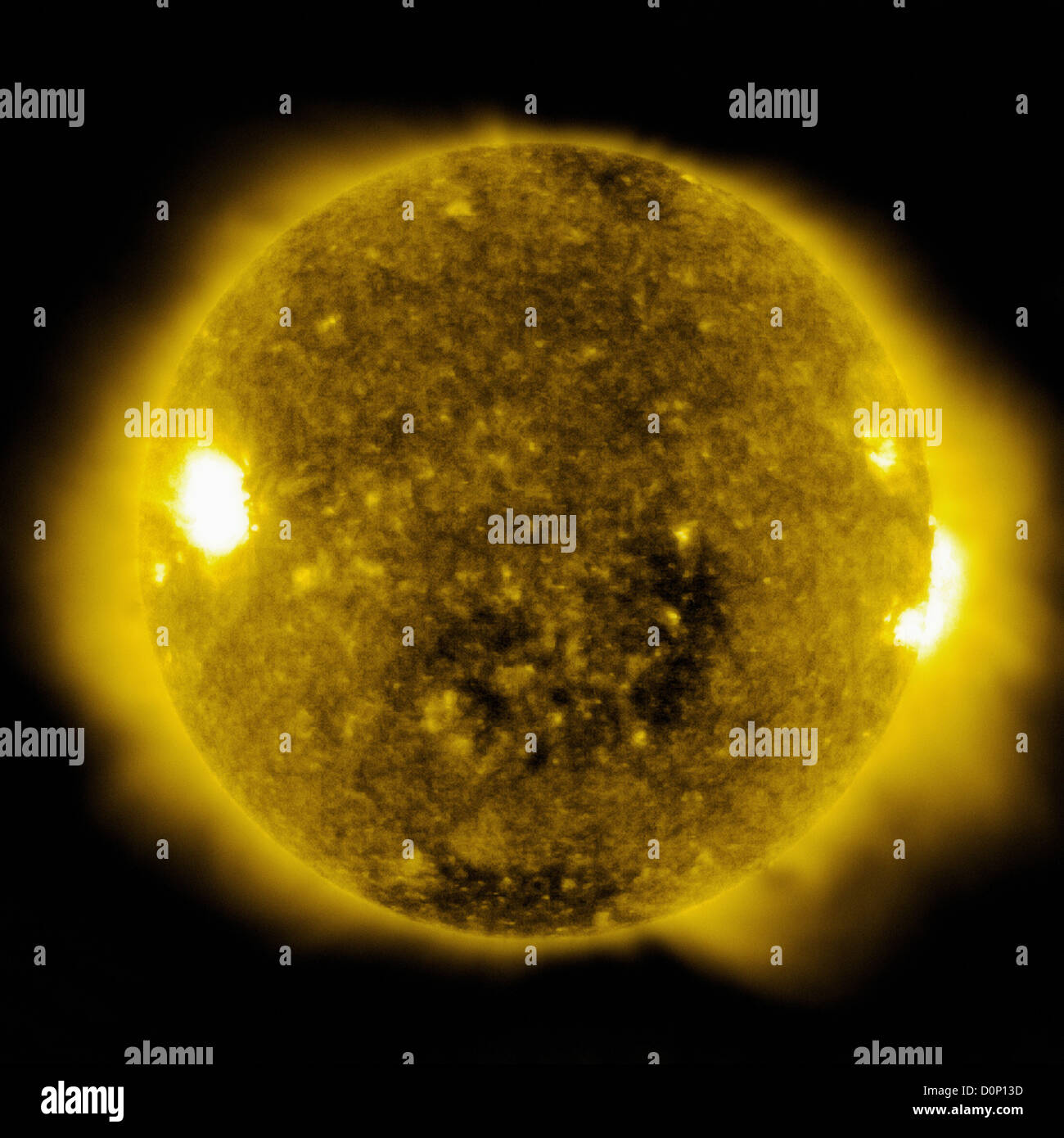 Das dunkle koronale Loch im unteren Bereich der Sonne ist "offen" magnetischen Bereich durch Sonnenwind folgt gesehen in dieser Ansicht Solar Stockfoto