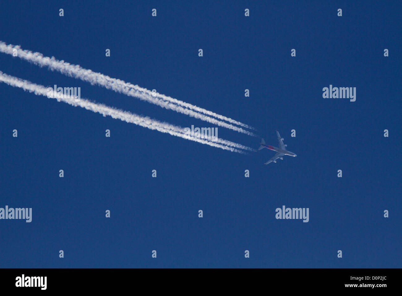 Motor Auspuff Kondensstreifen der Boeing 747-Verkehrsflugzeug Stockfoto