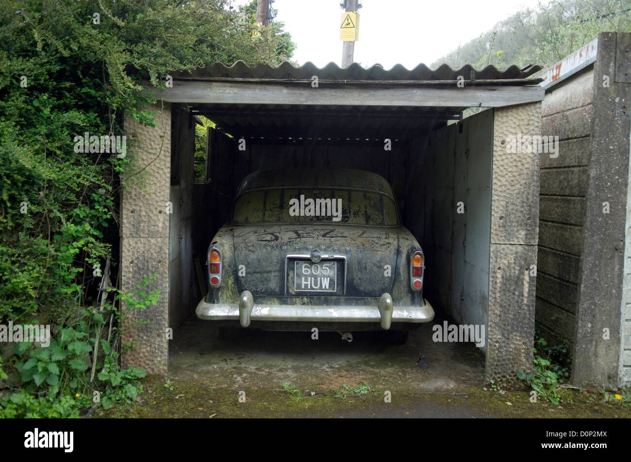Humber Oldtimer verrotten in einer Garage in der Nähe von Swansea,  Großbritannien Stockfotografie - Alamy
