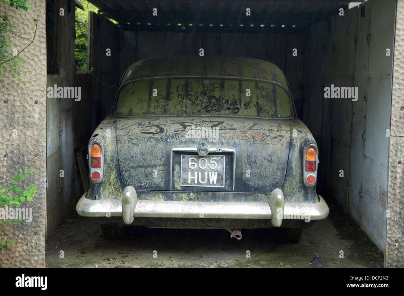 Humber Oldtimer verrotten in einer Garage in der Nähe von Swansea,  Großbritannien Stockfotografie - Alamy