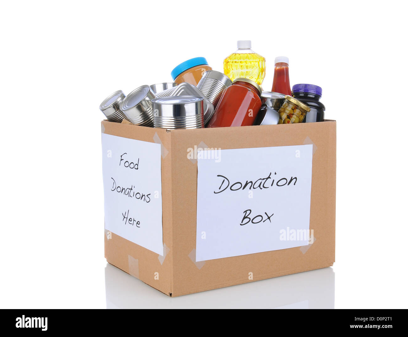 Eine Kiste voller Dosen und verpackte Lebensmittel für Spende Wohltätigkeitsaktion Essen. Isoliert auf weiss mit Reflexion. Stockfoto