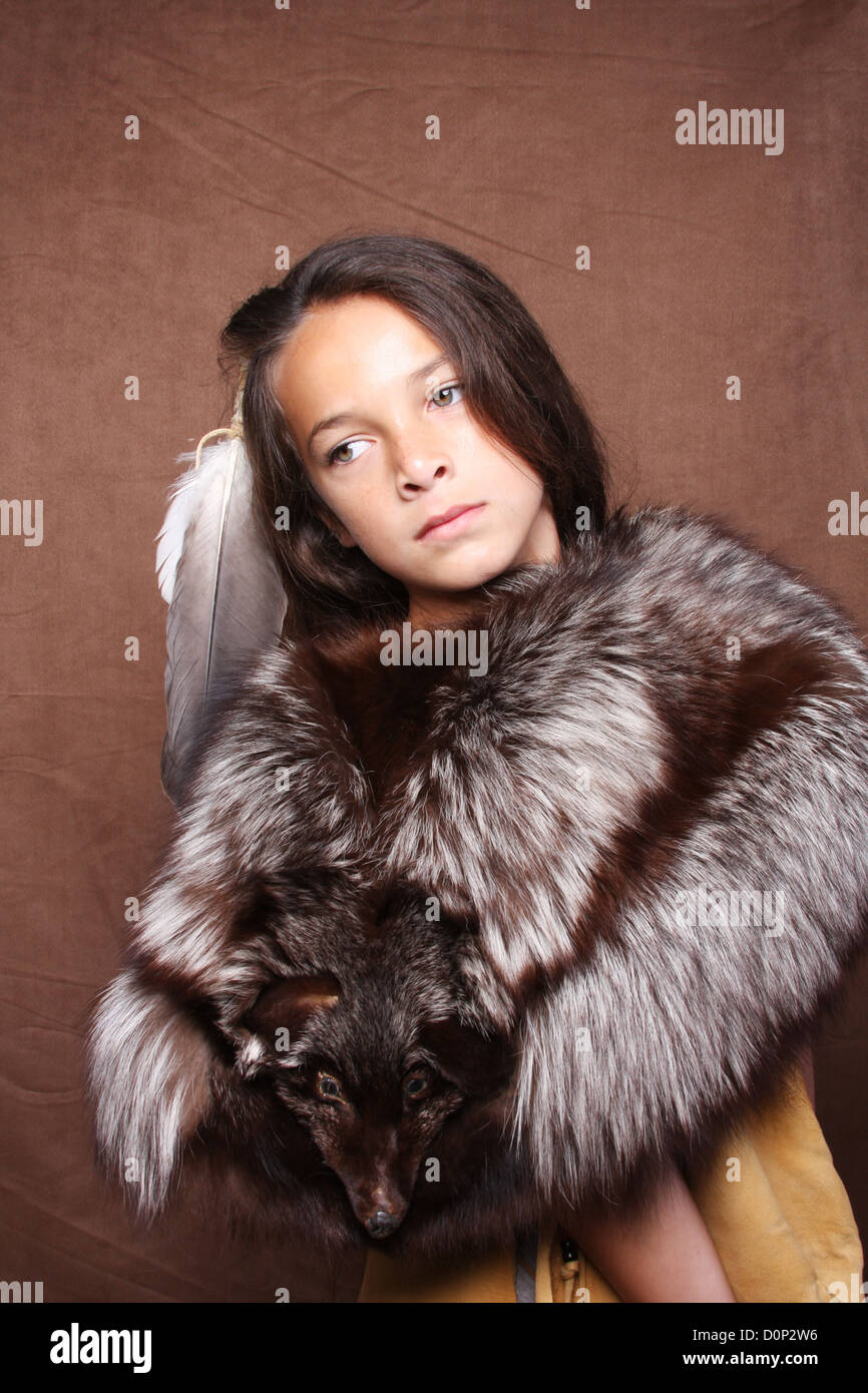 Ein Native American Indian junge Lakota-Sioux tragen einen Fuchspelz Stockfoto
