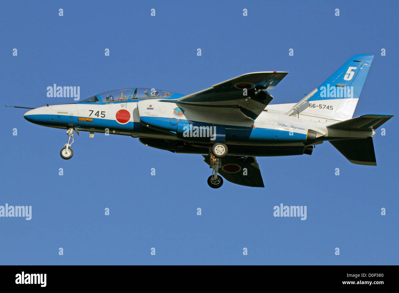 Die Blue Impulse Kawasaki t-4 jet-Schulflugzeug der Japan Air Self-Defense Force Stockfoto