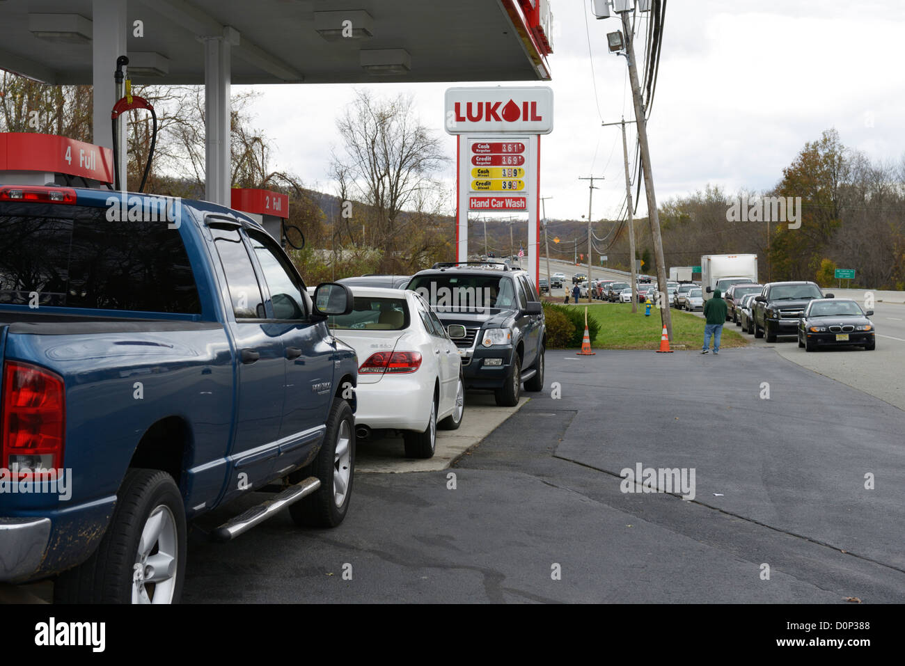 Linie an Tankstelle nach Hurrikan Sandy, northern NJ Stockfoto