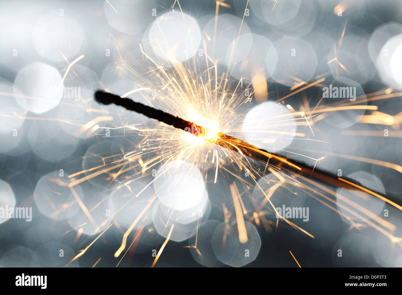 Wunderkerze auf Silber Bokeh Hintergrund Makro Nahaufnahme Stockfoto