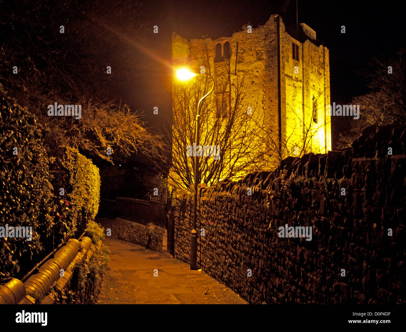 Historische Ruinen von Guildford Castle bei Nacht, Guildford, Surrey. England, United Kingdom Stockfoto