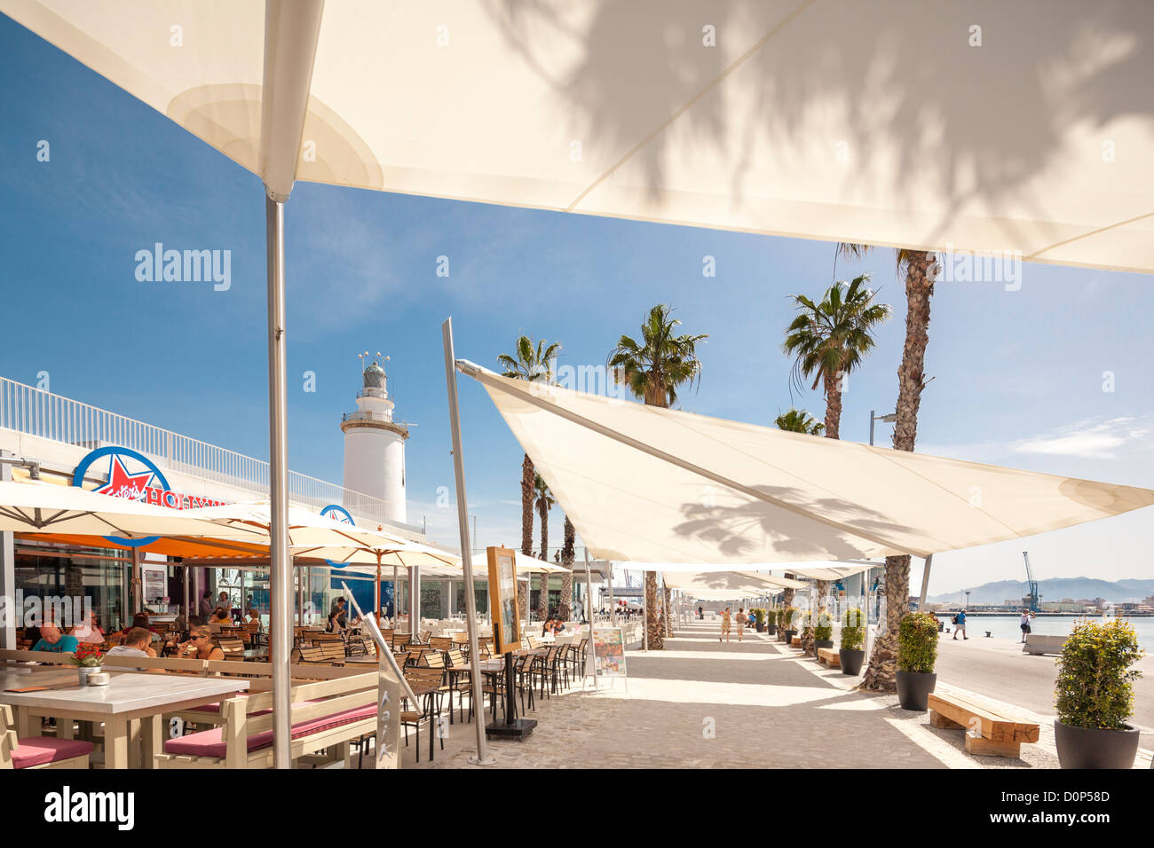 Malaga neuen Boulevard, Promenade Hafen Hafen Kai 1 ein Kreuzfahrt-Hafenterminal. Leuchtturm im freien Bars und Restaurants. Stockfoto