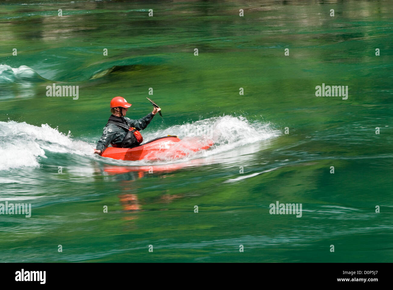 Kajakfahrer Futaleufú Fluss Chiles eine Welle surfen. Stockfoto